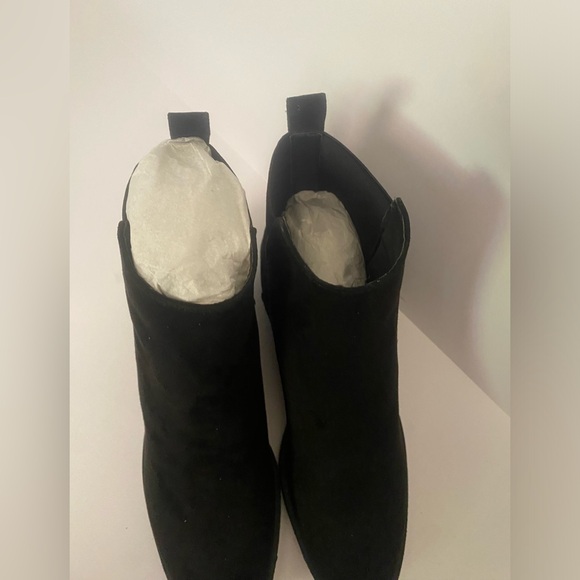 Women’s black suede booties sz 8 NWT - Picture 4 of 4